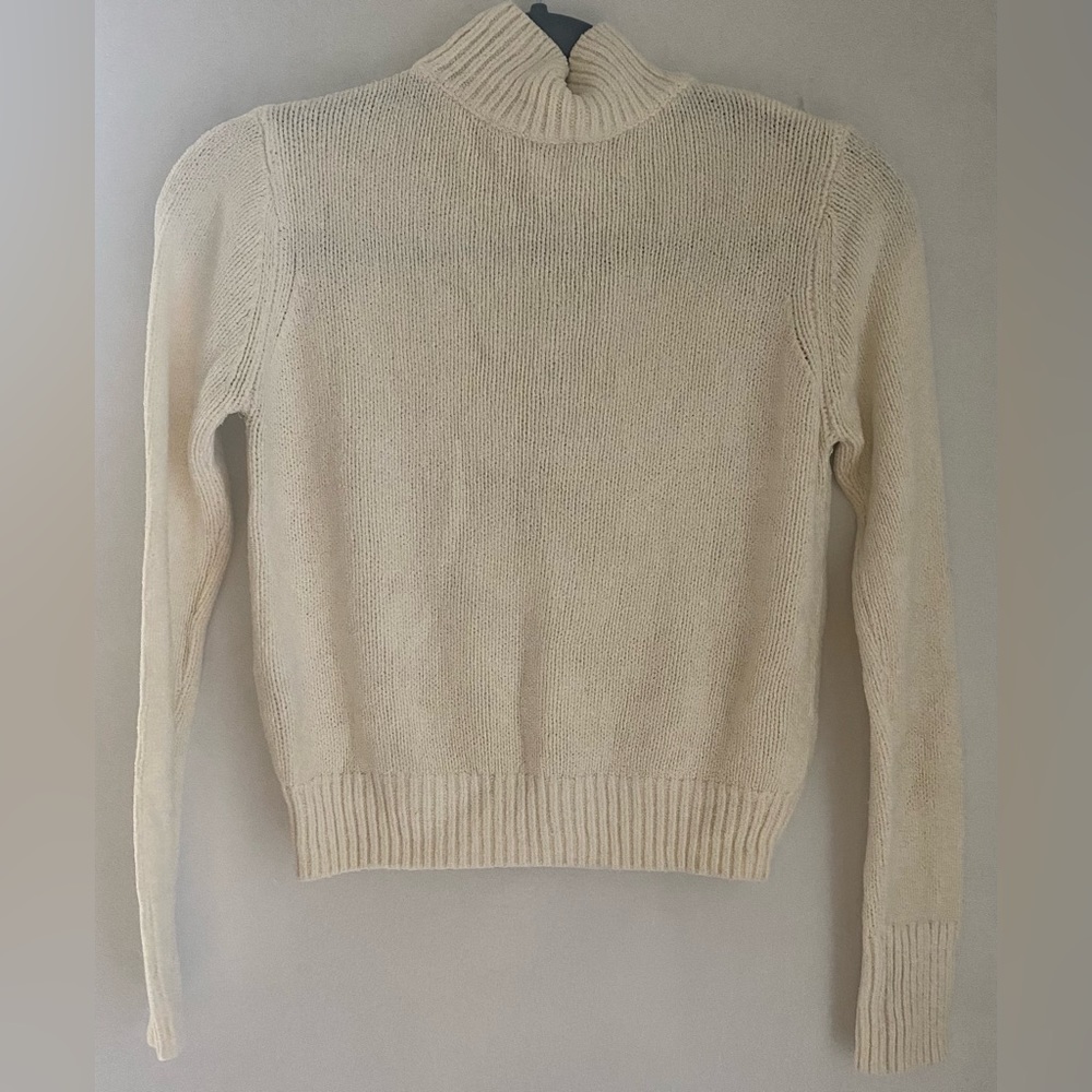 Aritzia turtle neck. Size small color cream.